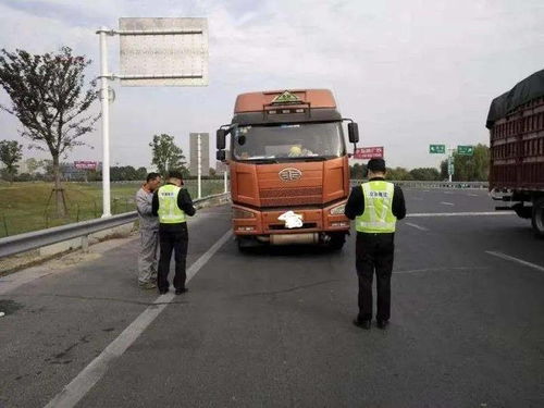 南通交通執法支隊節日堅守一線 嚴查“兩客一?！奔柏涍\車輛保障道路安全